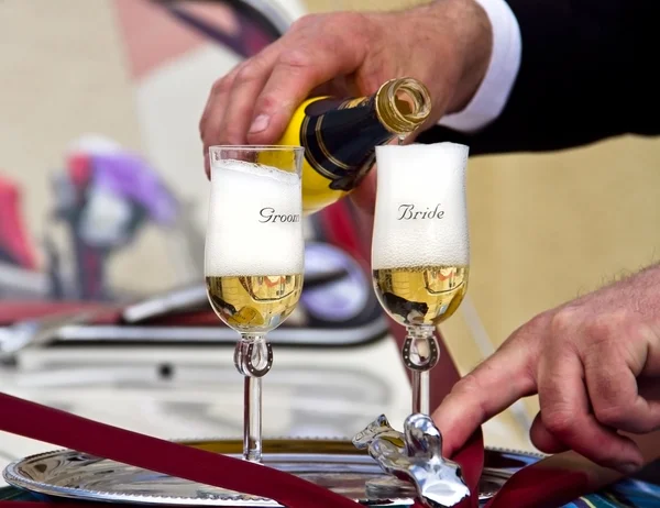 Casamento - derramando champanhe para óculos de noivo e noiva — Fotografia de Stock