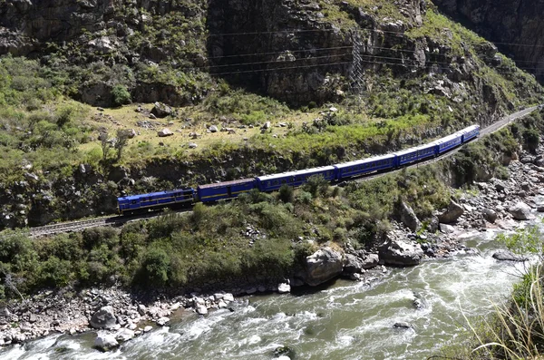 Tåg till machu picchu med urubamba-floden — Stockfoto