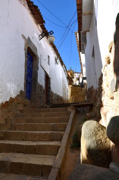 Antigua calle Colonial en Cuzco con Escaleras subiendo —  Fotos de Stock