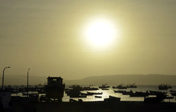 Baía Cheia de barcos de pesca com pôr do sol — Fotografia de Stock