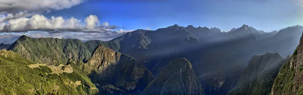 Panorama HDR du lever du soleil sur les ruines Machu Picchu — Photo