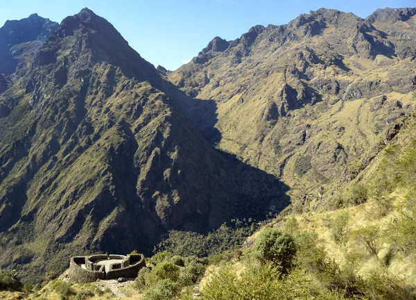 Pohled na runkuracay ruiny s rozsahem Andách — Stock fotografie