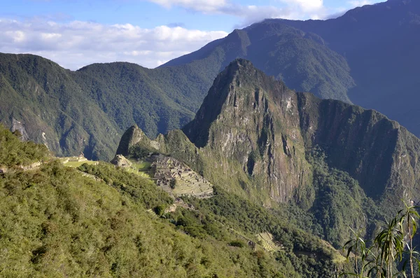 Machu Pichu con Huayna Picchu desde lejos — Foto de Stock