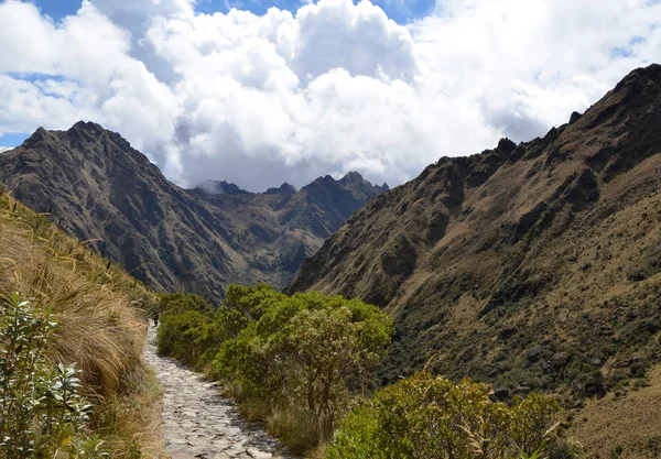 Sten inca trail bana i Anderna — Stockfoto