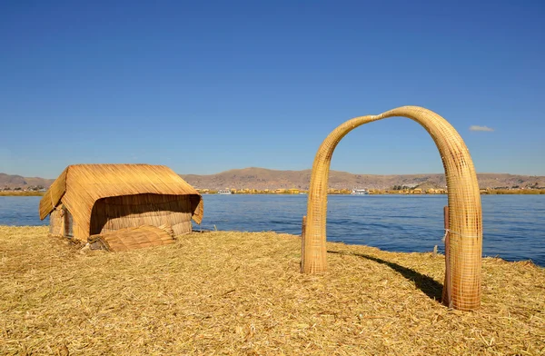 Maison et Arc Uros Reed île flottante — Photo