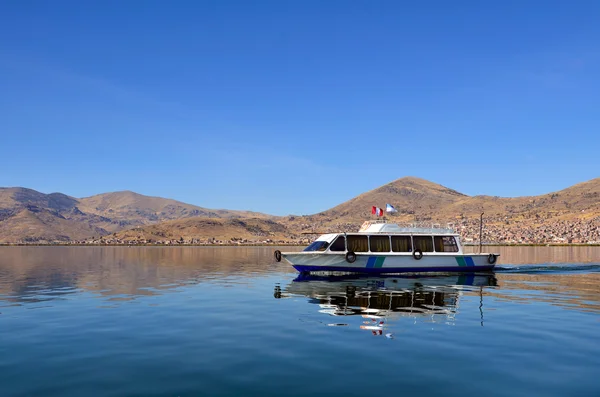 Bateau à moteur sur le lac calme Titicaca — Photo