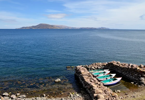 Båtar dockad på Titicacasjön shore — Stockfoto