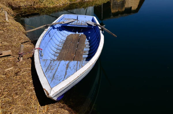 Staré modré loďku na ostrovech uros — Stock fotografie
