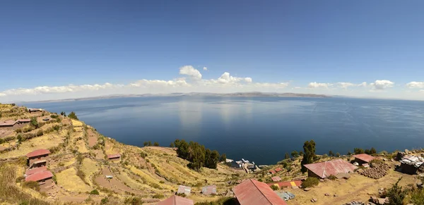 在 taquile 岛眺望湖 titicata 上的房子 — 图库照片