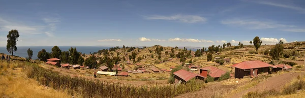 Casas na Ilha Taquile com vista para o lago Titicata — Fotografia de Stock