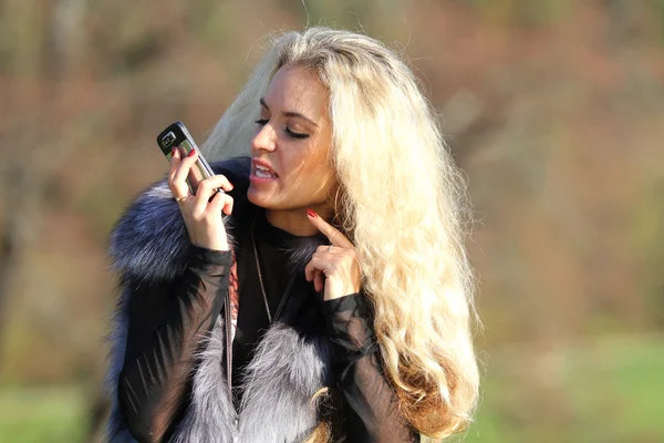 Портрет красивої молодої жінки, що розмовляє по телефону — стокове фото