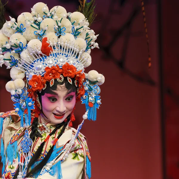 Atriz de ópera chinesa bonita com rico adorno na cabeça — Fotografia de Stock