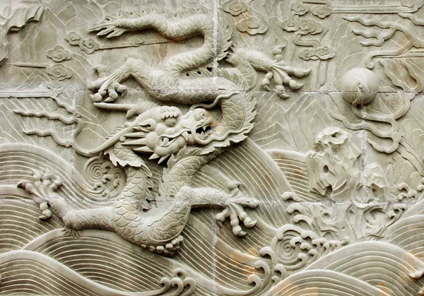 Escultura en relieve del dragón — Foto de Stock