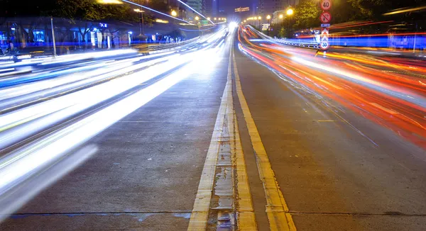 Yüksek hızlı trafik ve bulanık ışık trails — Stok fotoğraf