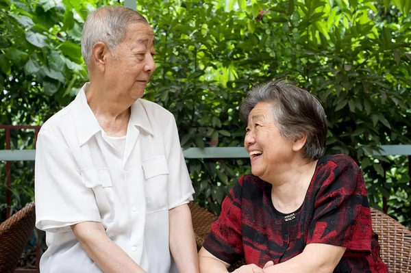 Ett äldre par titta på varandra — Stockfoto