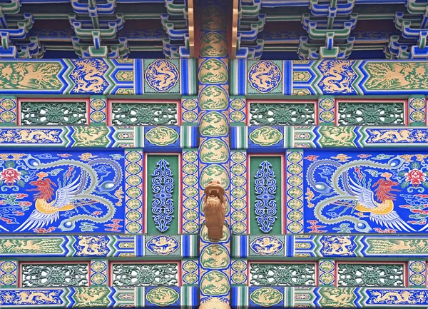 Kinesiske trditionelle farverige dekorationer af porten - Stock-foto