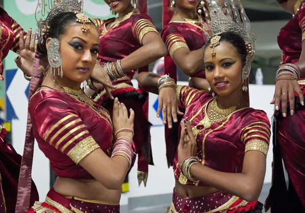 Niñas de Sri Lanka realizan danza tradicional — Foto de Stock