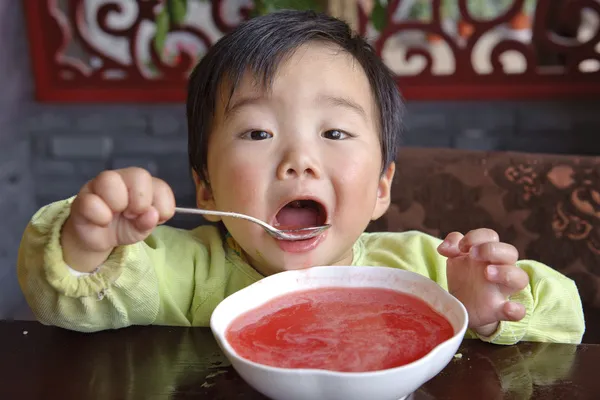 Χαριτωμένο μωρό πίνει το σούπα — Φωτογραφία Αρχείου