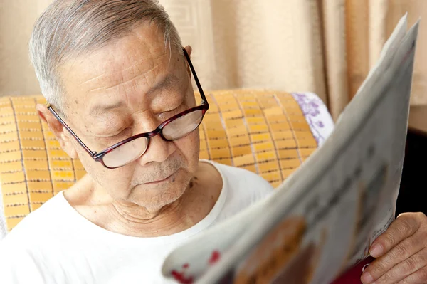 En äldre man läser — Stockfoto