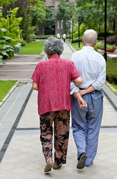 年配のカップルを歩いています。 — ストック写真