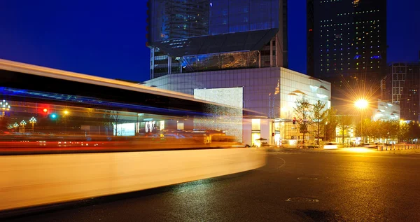 Высокоскоростные и размытые автобусные маршруты в центре города — стоковое фото