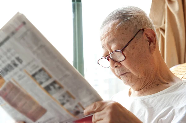 A senior man is reading — Stock Photo, Image