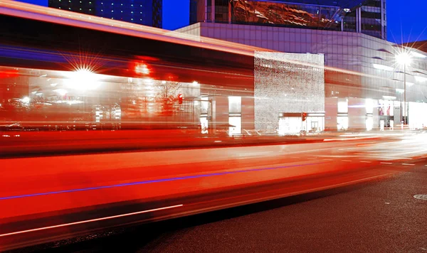 Vysoká rychlost a rozmazané autobus světlé stezky v centru noční krajinou — Stock fotografie