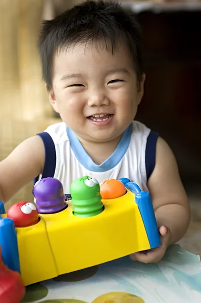 Hraní baby se zasmál. — Stock fotografie