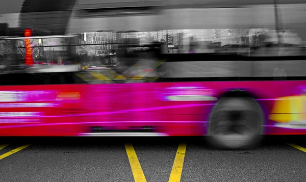 Yüksek hızlı ve bulanık otobüs — Stok fotoğraf