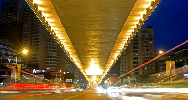Viaduct, licht en hoge snelheid auto — Stockfoto