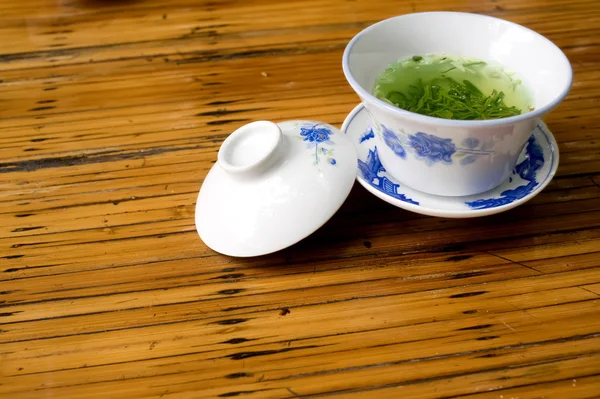 Κινεζική παραδοσιακή φλυτζάνι τσαγιού στο τραπέζι — Φωτογραφία Αρχείου