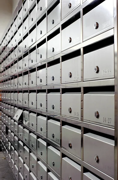 Metalliska postlåda array snyggt inne i hyreshus — Stockfoto