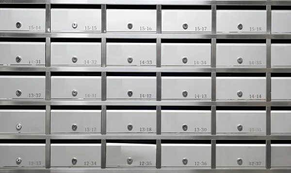 Array caixa de correio metálica arrumado dentro de casas de apartamento — Fotografia de Stock