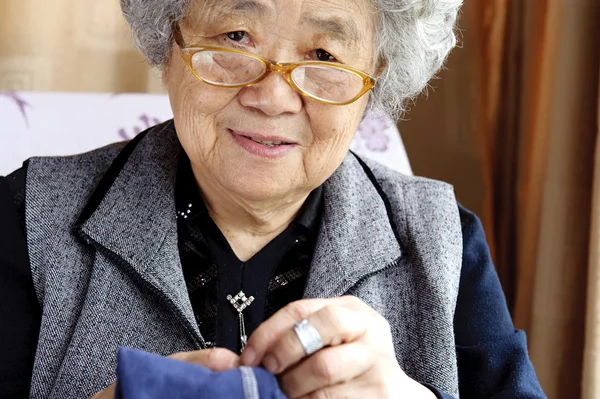 缝纫的祖母 — 图库照片