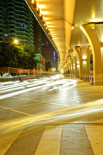 Lalu lintas kecepatan tinggi dan jalur lampu kabur di bawah jalan layang — Stok Foto