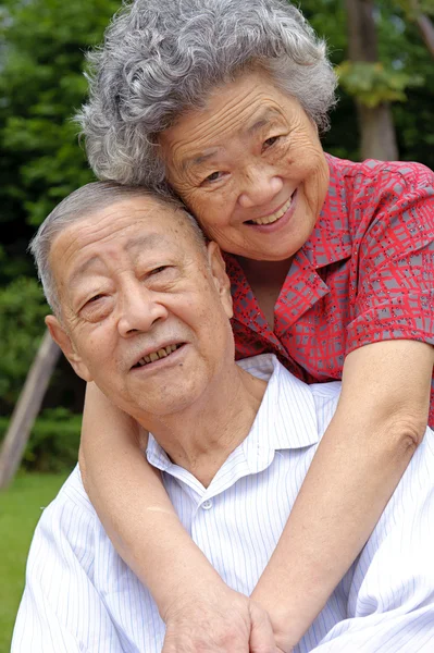 Счастливая старшая пара обнялась — стоковое фото