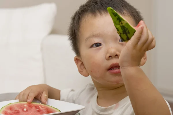 Дитина їсть кавун — стокове фото