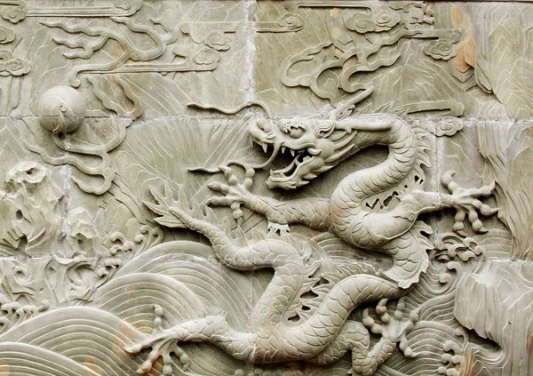 Sculpture en relief de Dragon — Photo
