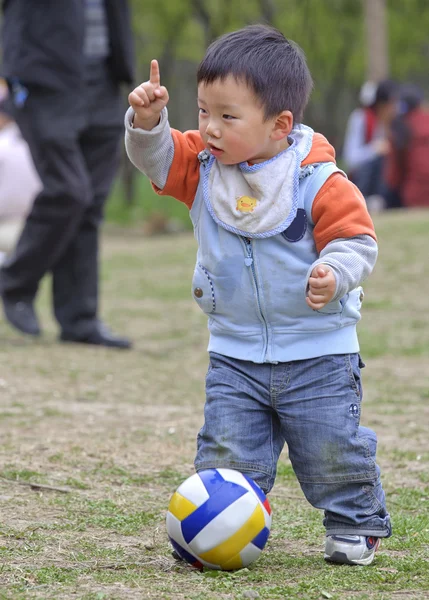 Μωρό που παίζει ποδόσφαιρο — Φωτογραφία Αρχείου
