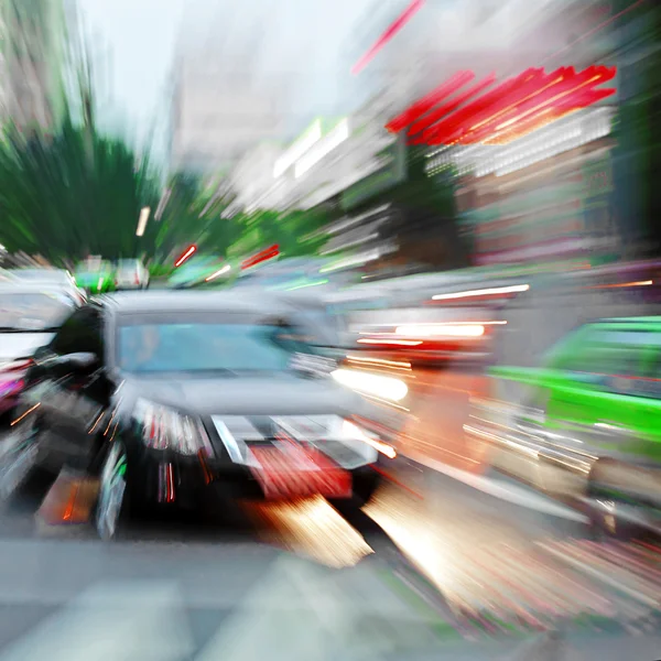 Yüksek hızlı arabalar parlak ışınları veren görsel etkisi güçlü etkisi — Stok fotoğraf