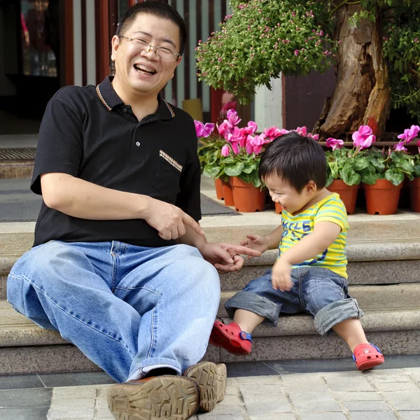 Ein glückliches Baby spielt mit seinem Vater — Stockfoto