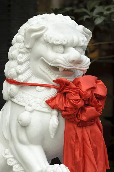 Çince Geleneksel kırmızı ipek ile aslan heykeli — Stok fotoğraf