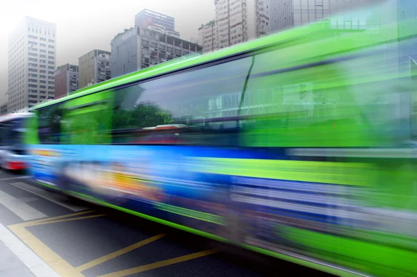 Высокая скорость и размытый автобус — стоковое фото