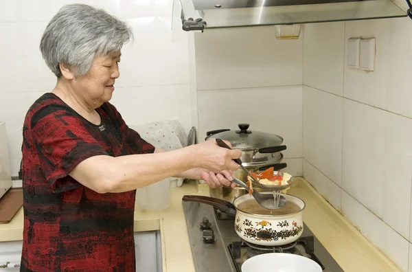 Matlagning mormor — Stockfoto