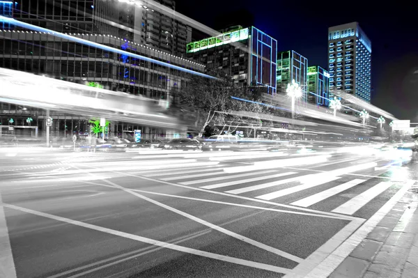 Hoge snelheid en wazig bus licht paden in centrum nightscape — Stockfoto