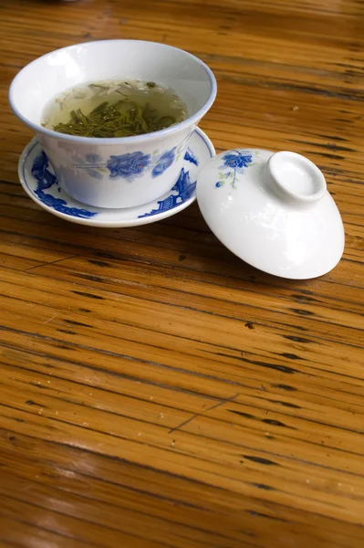 Chińska filiżanka na stole — Zdjęcie stockowe