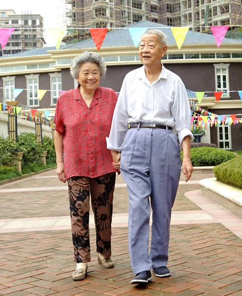 Счастливая старшая пара идет — стоковое фото