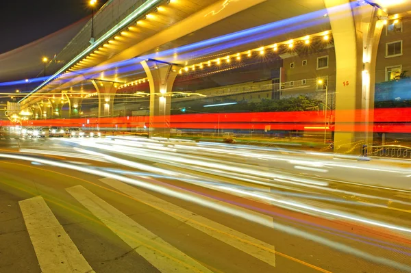 Hög hastighet trafik och suddiga lätta spår under överfart — Stockfoto