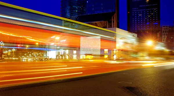 高速度和在市中心夜景模糊的巴士光径 — 图库照片
