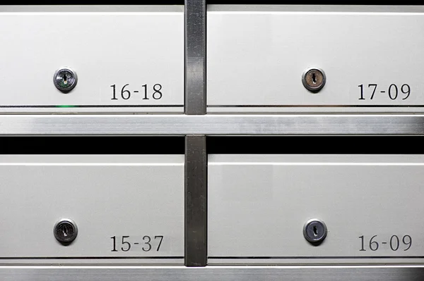 Металлический массив почтовых ящиков аккуратный — стоковое фото